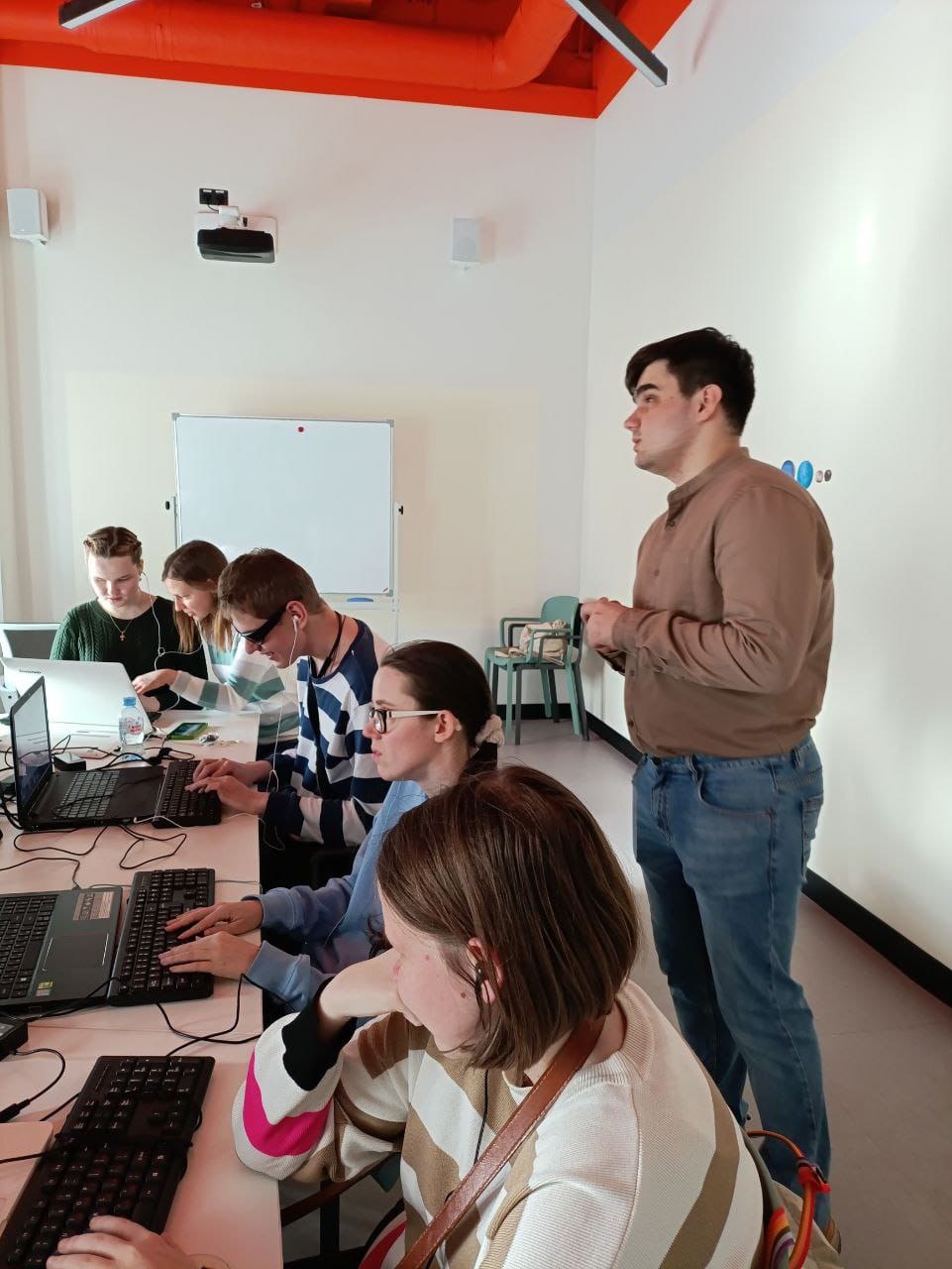 Слепой аналитик обучает незрячих компьютерной грамотности image preview